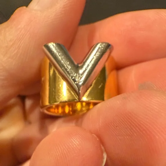 Louis Vuitton Essential V Ring Size 7/M - Picture 3 of 16